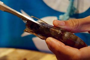 香到舔盘的油焖大虾（详解如何清理好一只虾）的做法 步骤4