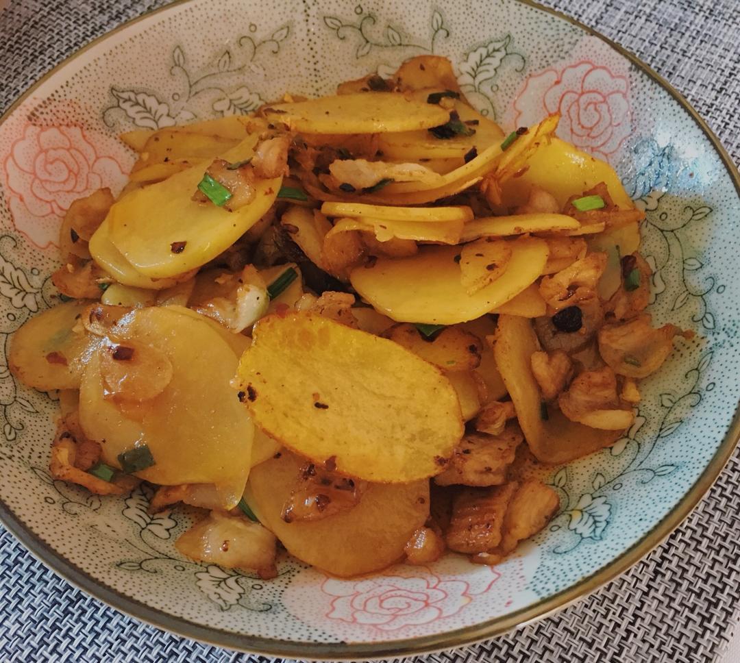 五花肉干煸土豆片