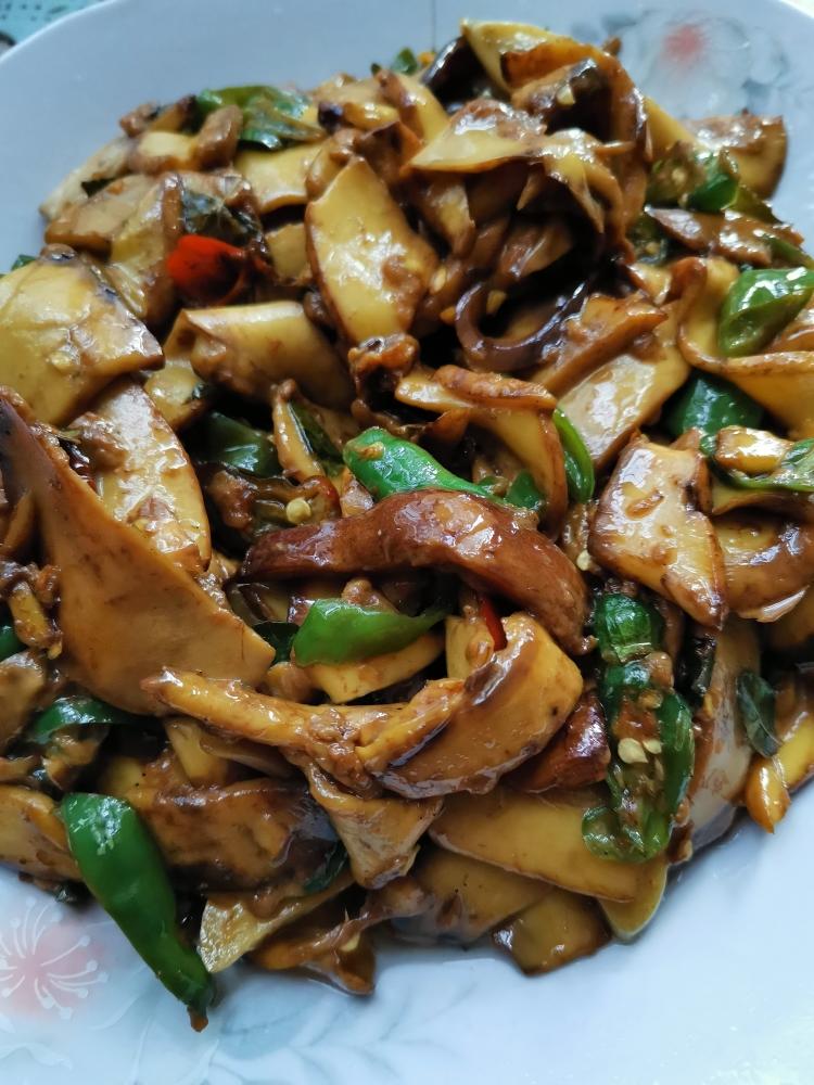 爆炒野生菌见手青红葱白葱牛肝菌野生菌