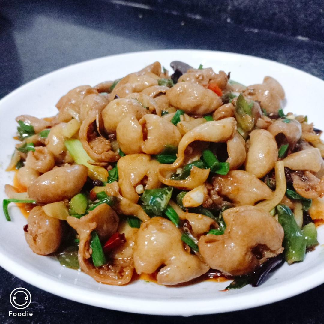 厨师长教你：“青笋烧肥肠”的家常做法，味道香醇软嫩可口