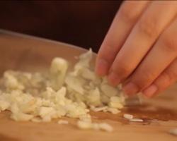 “爸气十足”私房菜：蒜香柠檬虾－视频【没牌子】的做法 步骤3