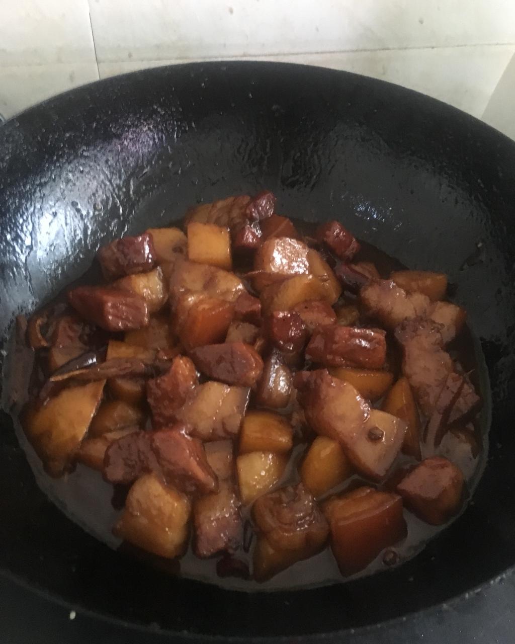 吃着碗里望着锅里的红烧肉