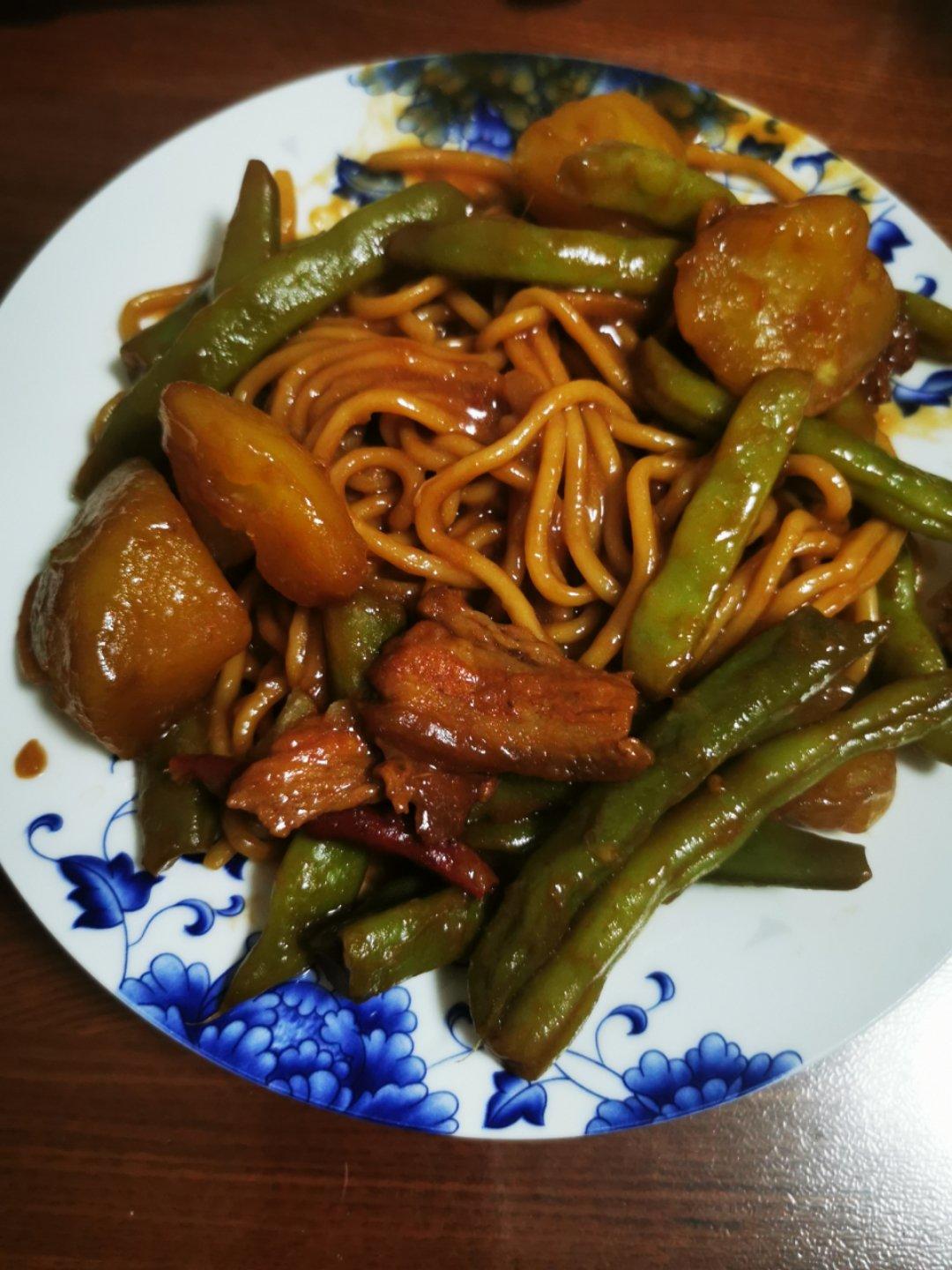 五花肉豆角土豆铁锅焖面