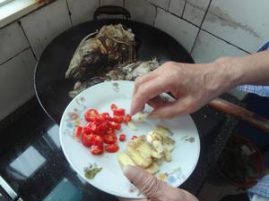 外婆私家水煮鱼头汤的做法 步骤9