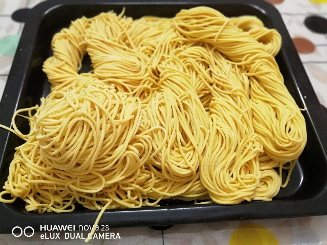 【爽滑筋道的自制面条】（鸡蛋面、菠菜面和胡萝卜面）-面面俱到，家的味道