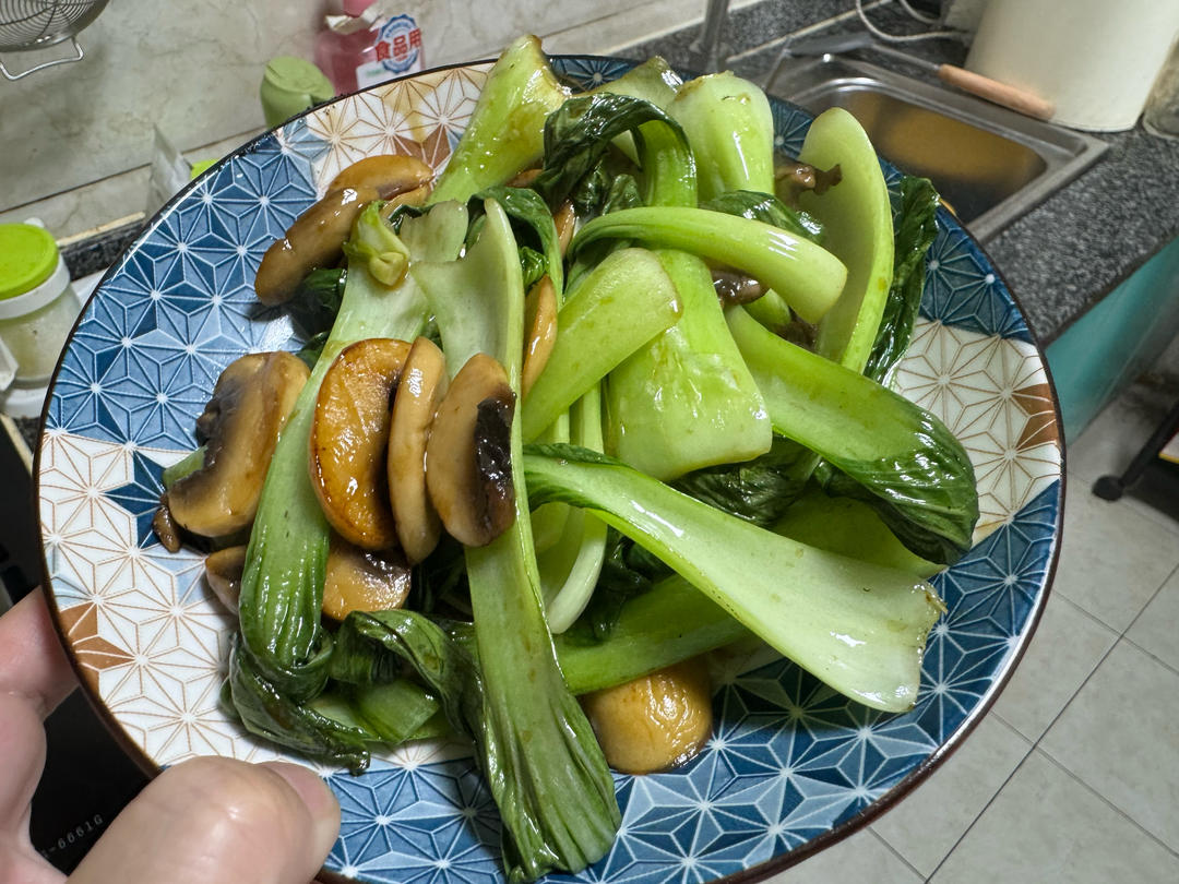 鲜美的口蘑炒青菜