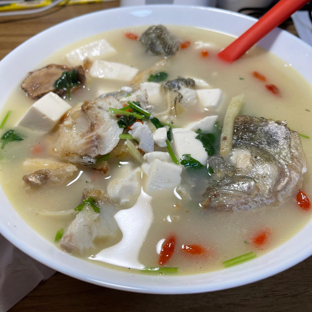 鲜美鲈鱼豆腐汤
