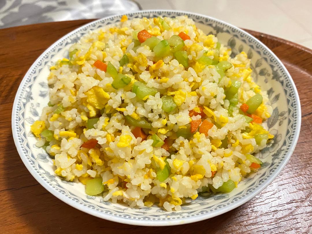 黄瓜蛋炒饭的做法