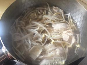 豆芽菜煮五花肉汤的做法 步骤3