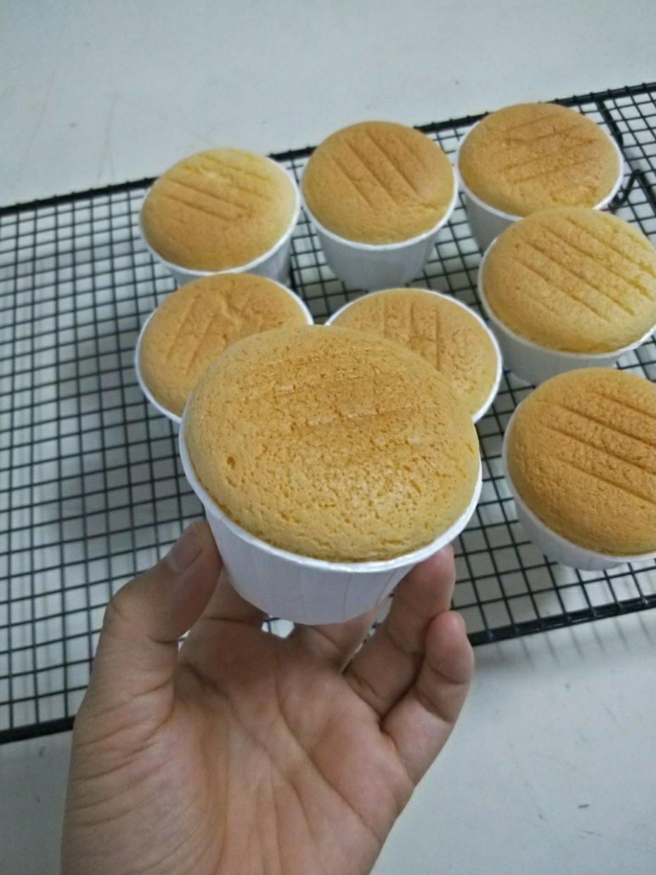 不皱不裂圆润饱满原味戚风纸杯蛋糕