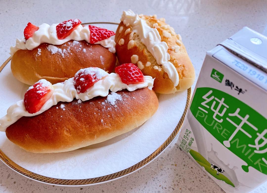 颜值奶油草莓甜心小面包