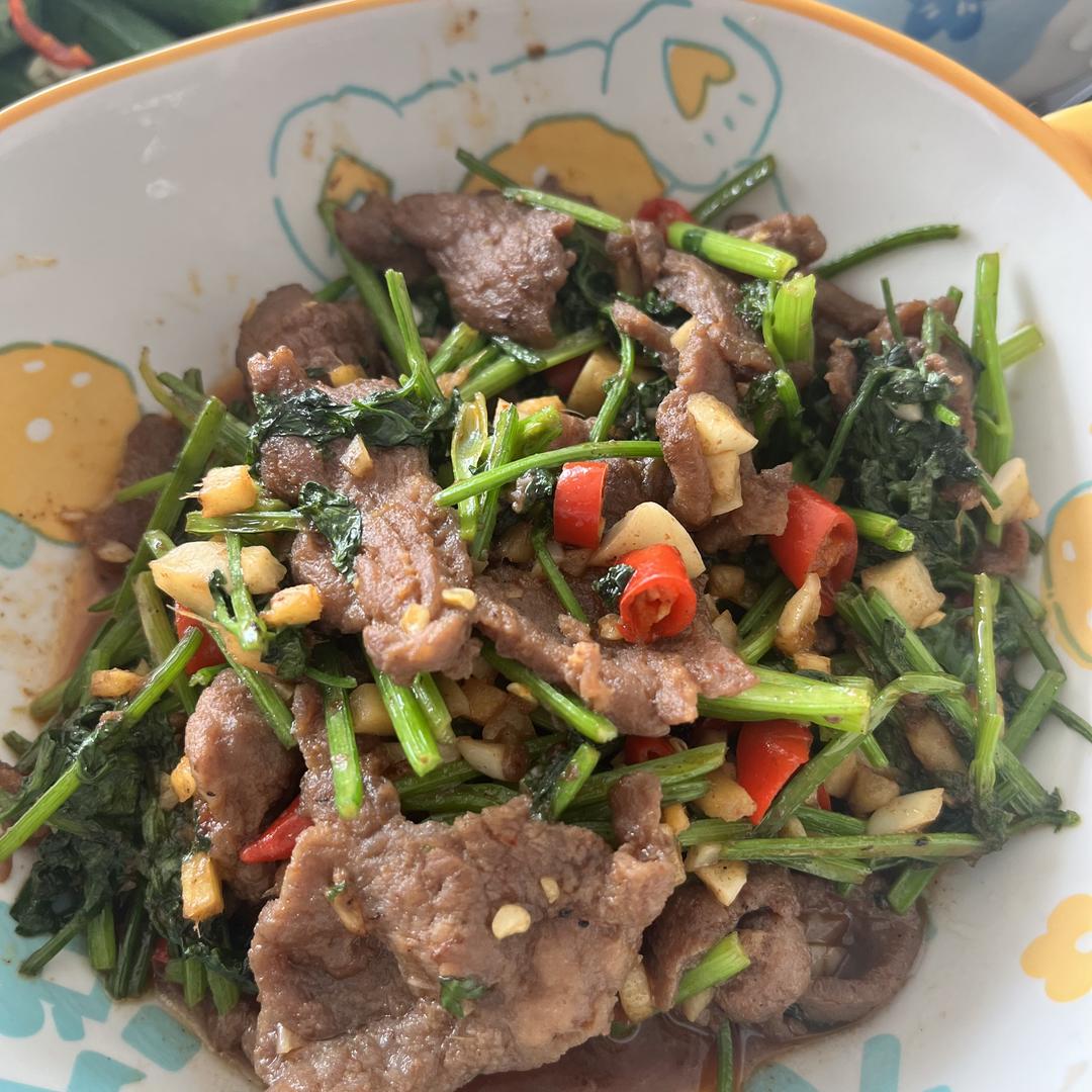 香菜炒牛肉，香辣下饭，爱吃香菜的朋友看过来，拌饭绝了