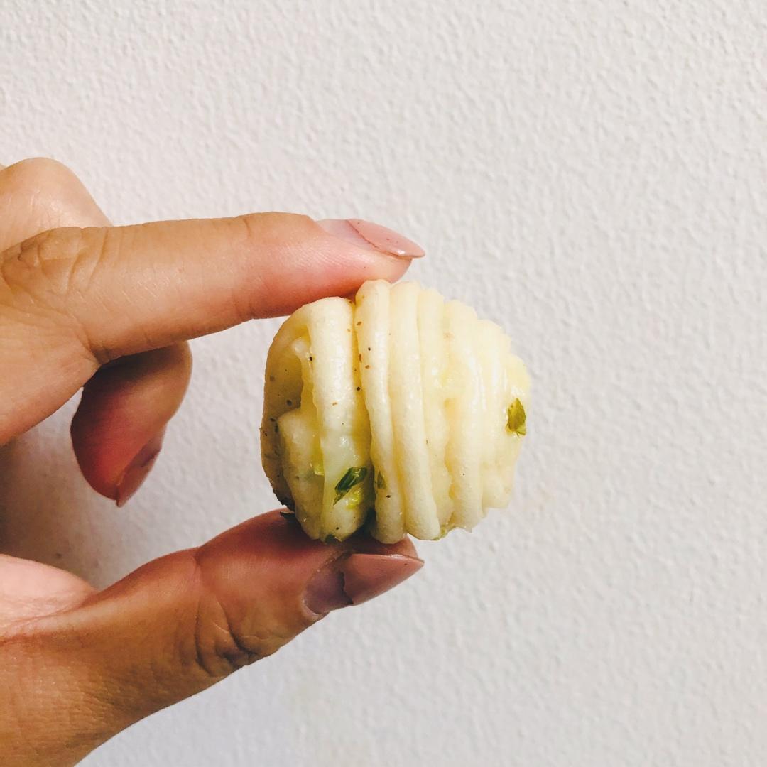 黑芝麻枣泥小花卷（8个月辅食）