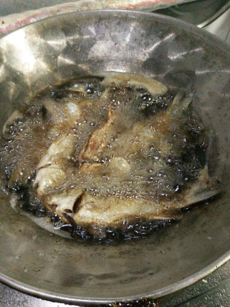 酥焖小鲫鱼（独流焖鱼）