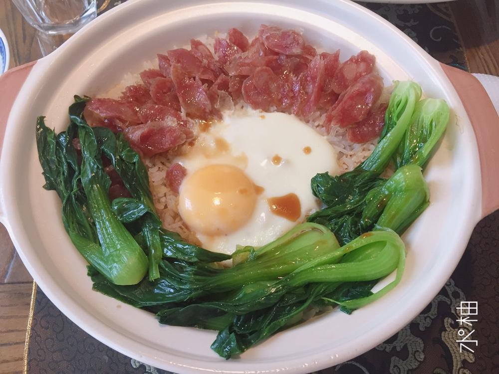 广式腊味煲仔饭