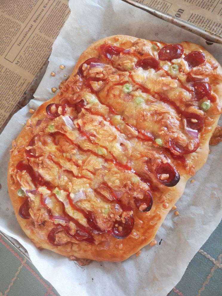 薄饼脆皮火腿pizza
