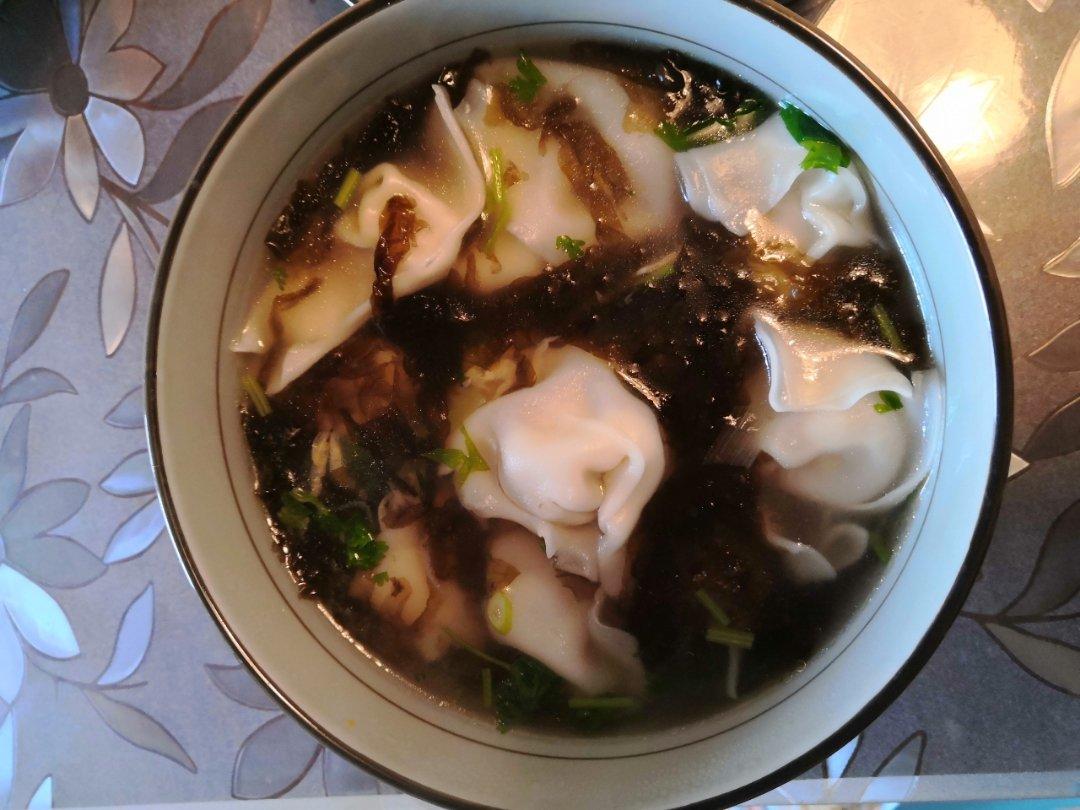 蒜苗肉小混沌以及香菇肉小混沌