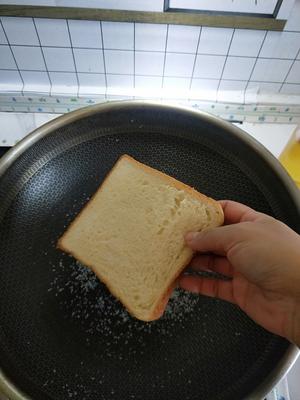 孩子爱吃的焦糖烤面包片简单解决早餐的做法 步骤2