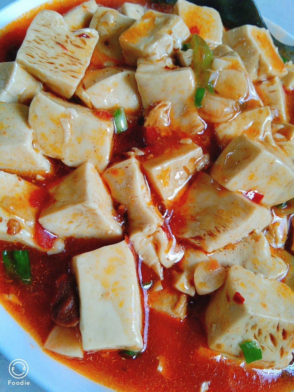 不放肉也超下饭的葱焖豆腐
