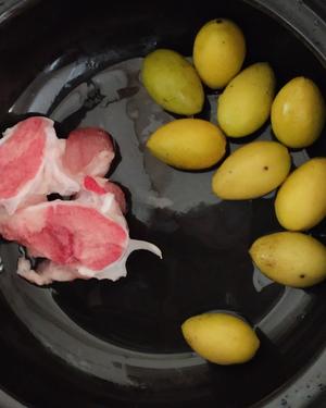 孕妈橄榄鲫鱼汤的做法 步骤2
