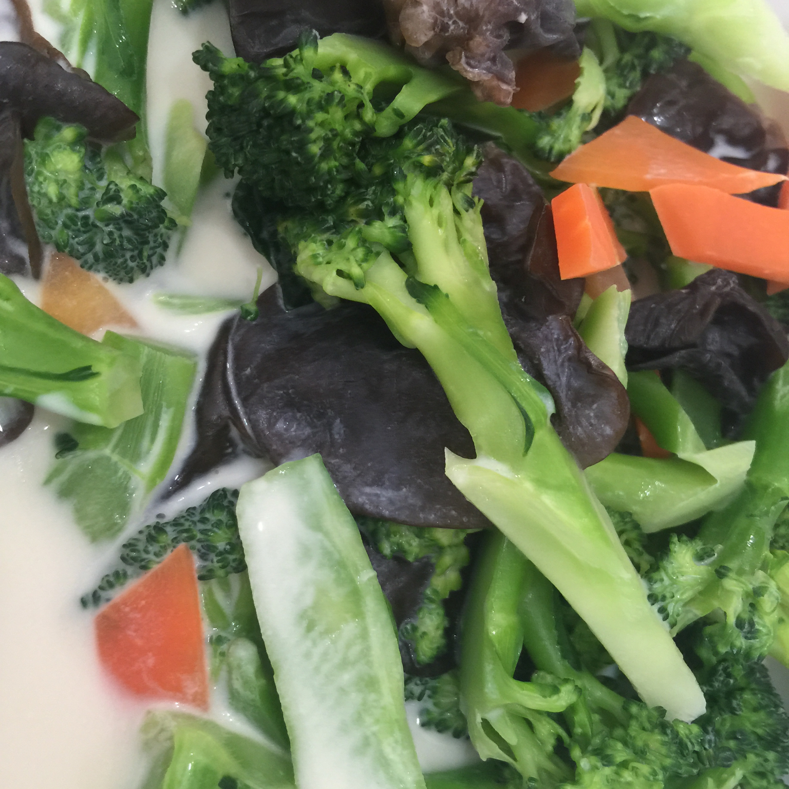 椰汁牛奶炖木耳西兰花