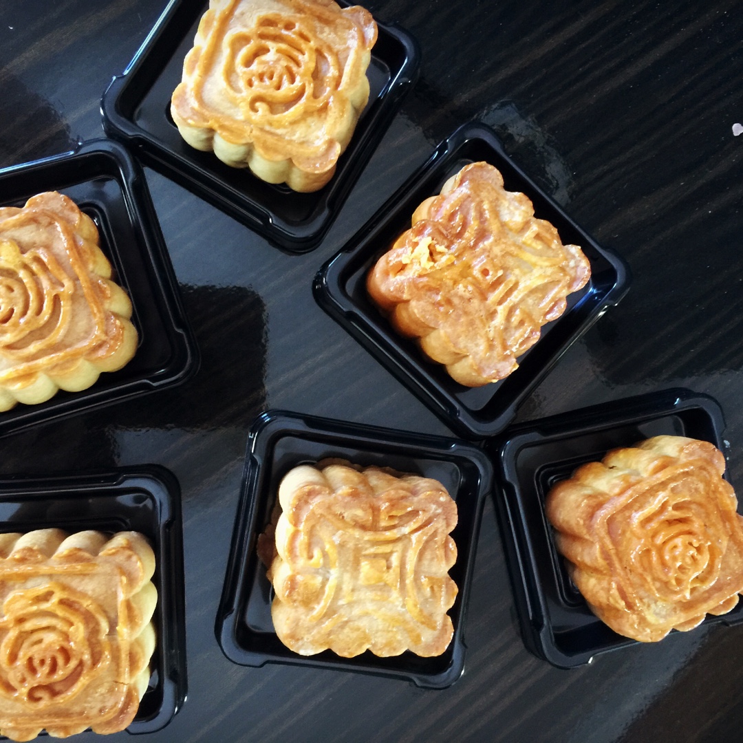 广式蛋黄莲蓉月饼