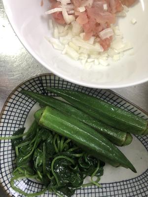 香煎菠菜鸡肉酿秋葵的做法 步骤2