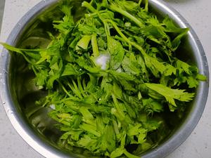 低脂蒸芹菜叶的做法 步骤1