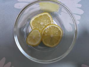 养颜美白之百香果柠檬蜂蜜水果茶的做法 步骤2