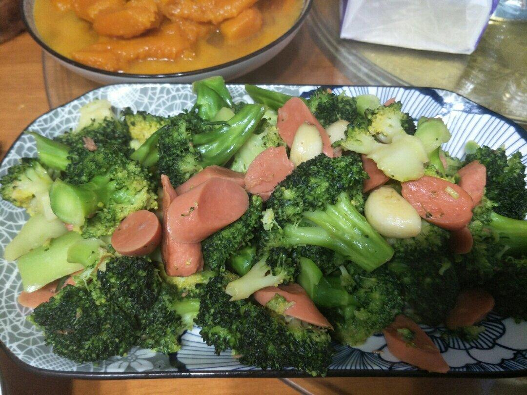 火腿肠炒西兰花