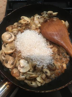 意式奶油蘑菇焖饭的做法 步骤4