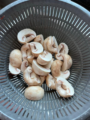 黑椒牛肉粒炒口蘑的做法 步骤3