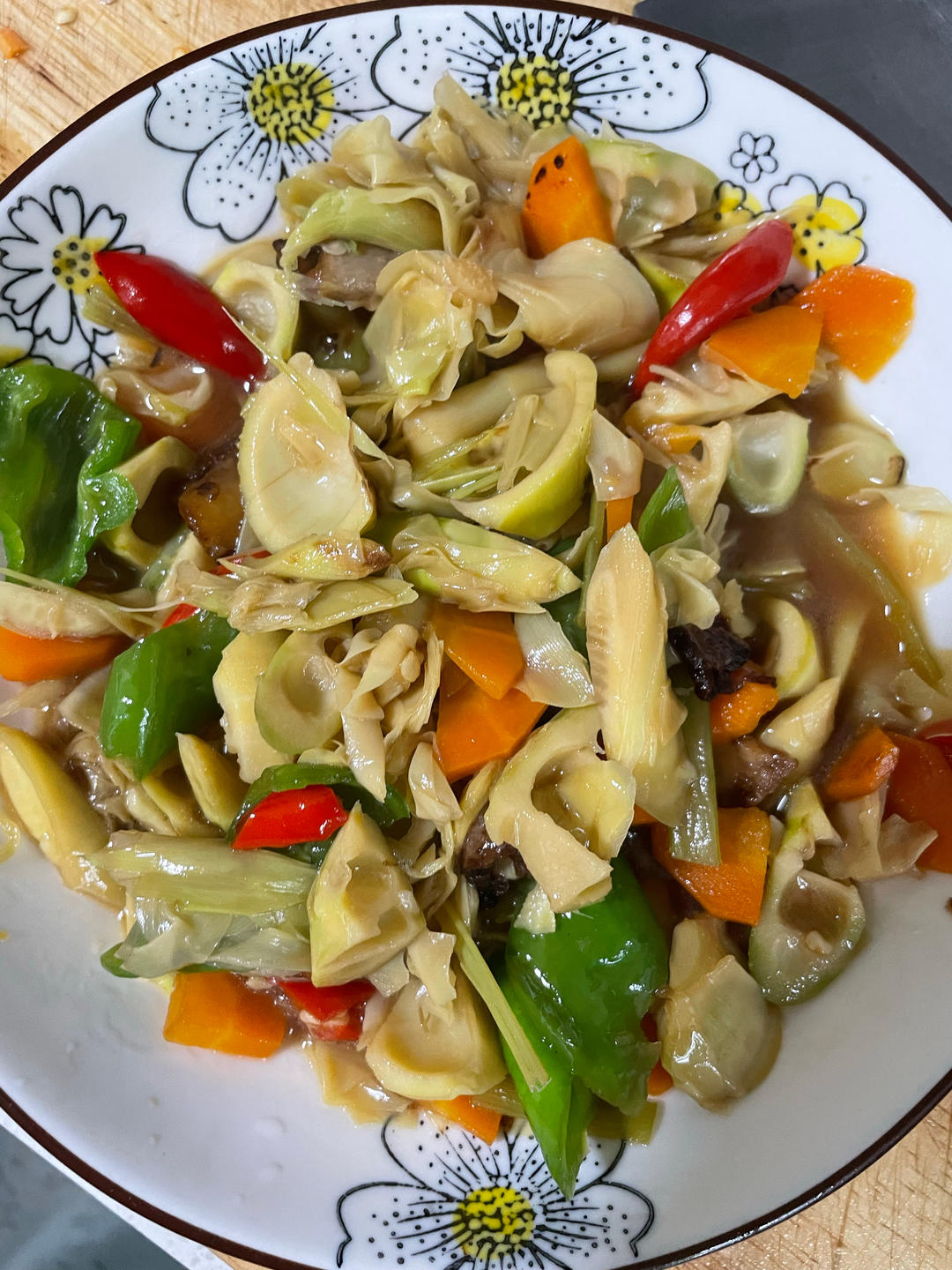 吃出春天，新鲜春笋炒腊肉（附新鲜笋片麻口苦涩处理方法）