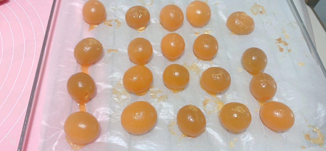 蛋黄酥（超详细步骤，附红豆沙馅做法）