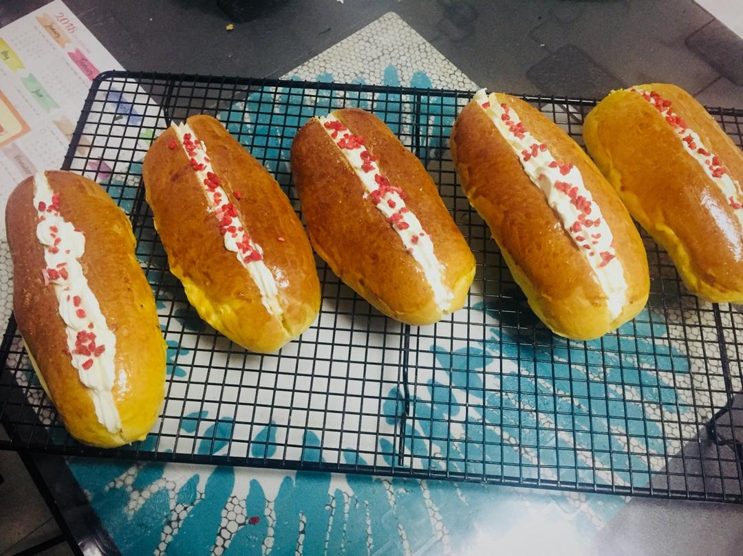 颜值奶油草莓甜心小面包