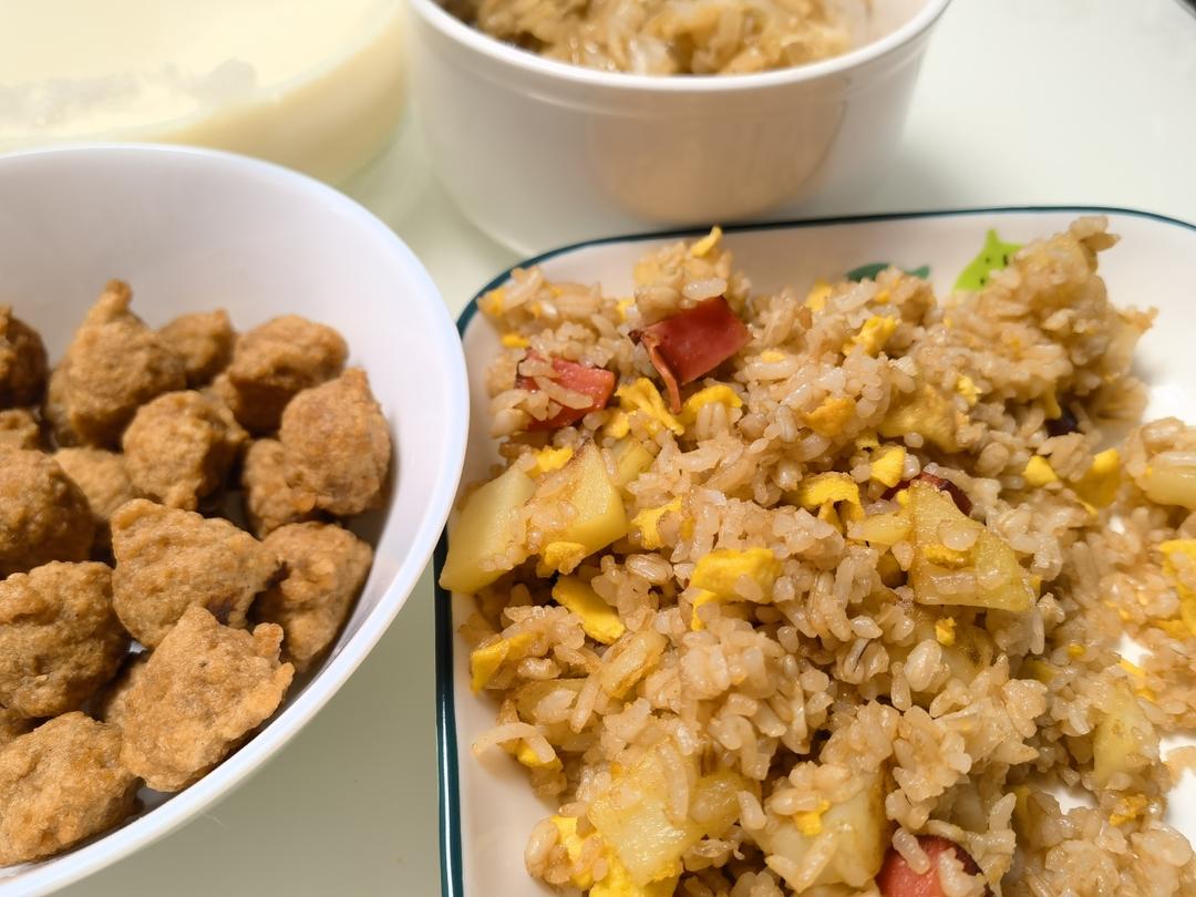 邻居抢着来我家吃土豆香肠炒饭，原来这么香！