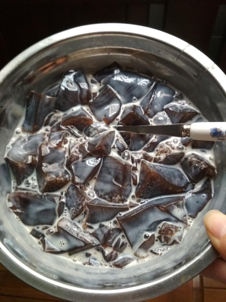 暑热得整个人没胃口,来个土茯芩膏祛一下湿热用料新鲜土茯苓龟苓膏粉