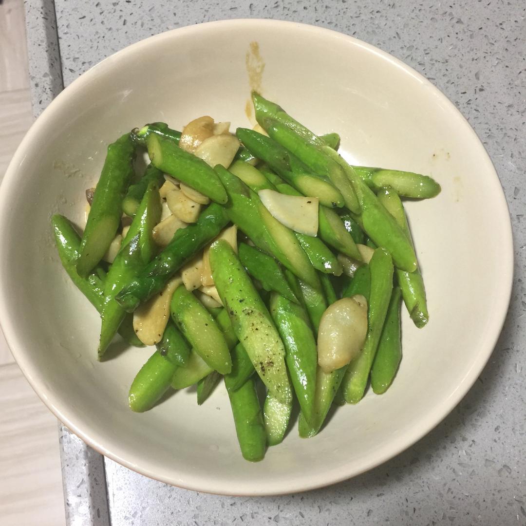 芦笋炒蘑菇