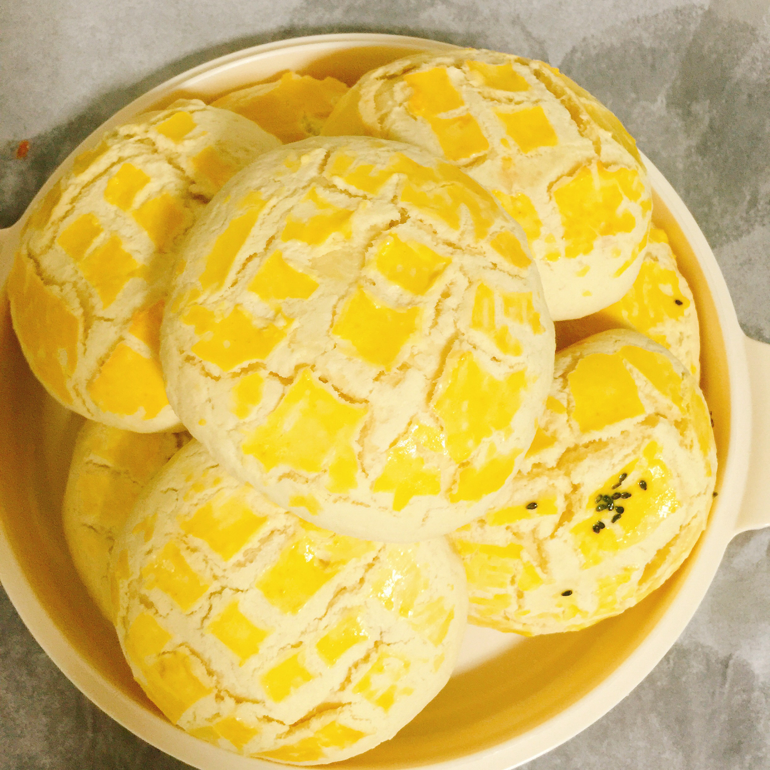 菠萝包（附10分钟手套膜和快速软面包做法）