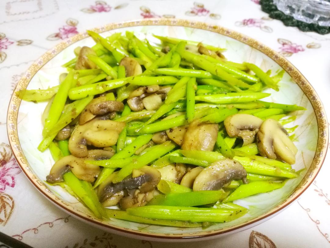 芦笋炒蘑菇