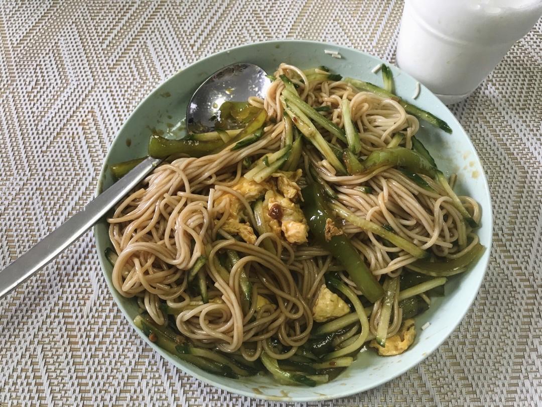挂面神仙吃法㊙️香到舔盘子的青椒鸡蛋拌面