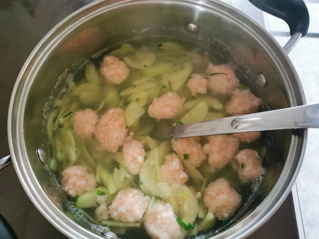 低卡饱腹、鲜美又爽口的黄瓜虾滑汤，减脂必备