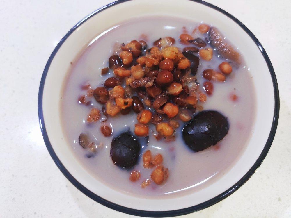 红枣红豆薏仁牛奶粥