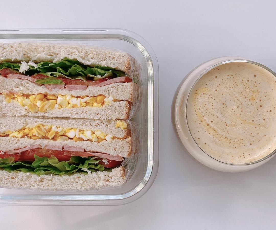 金枪鱼玉米青瓜番茄生菜鸡蛋三明治减脂