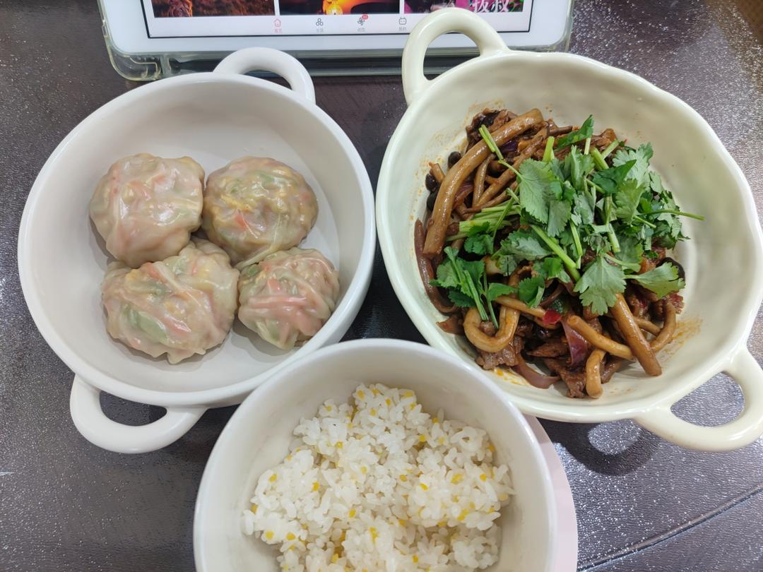 低脂低卡一口一个西葫芦鸡蛋素蒸包