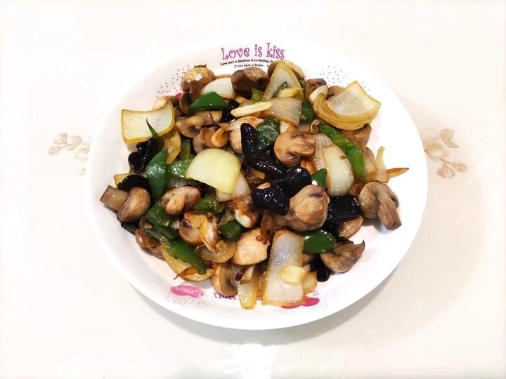 鲜美好吃的蒜香青椒木耳炒白菇