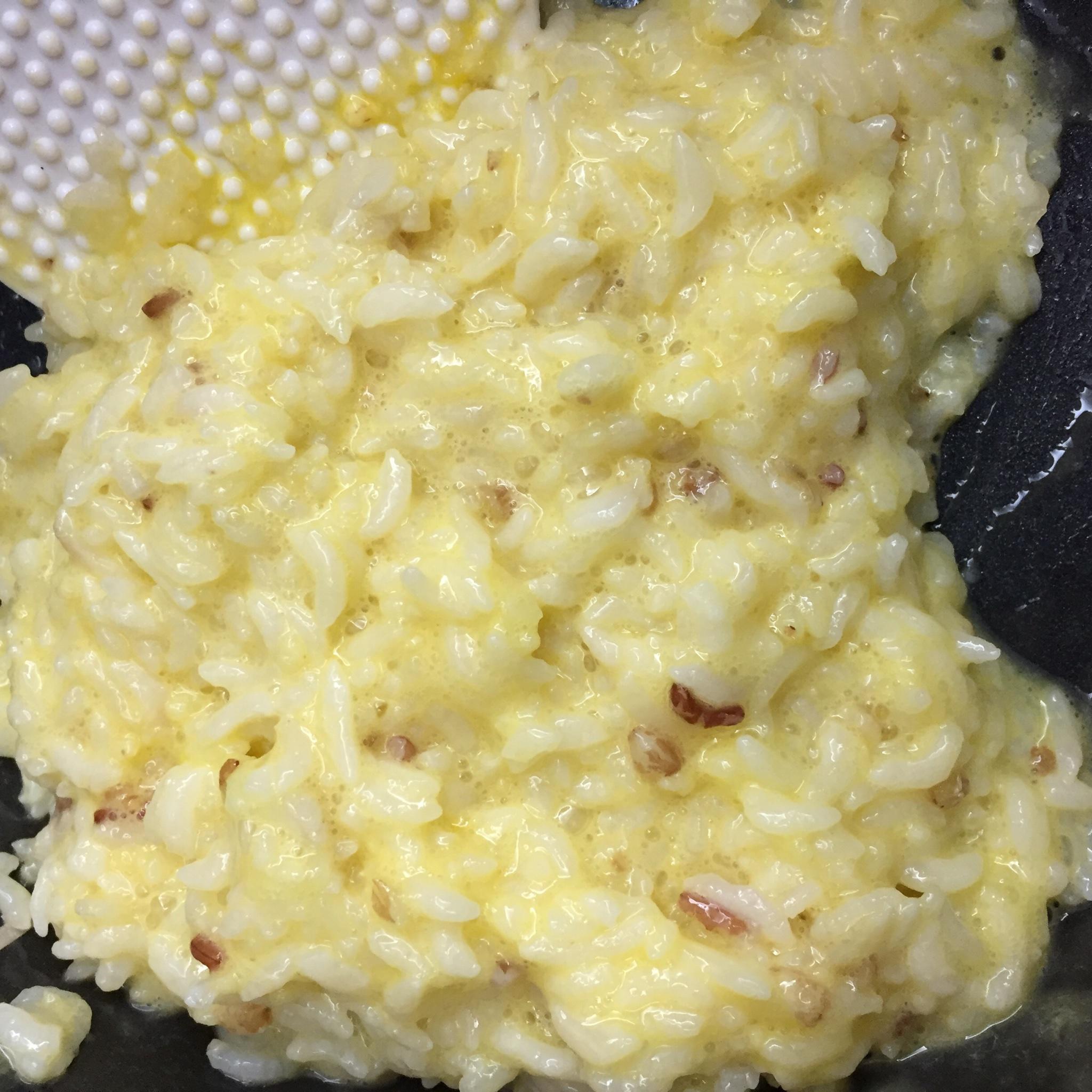 保证粒粒分开的泡蛋法懒人蛋炒饭的做法 步骤2