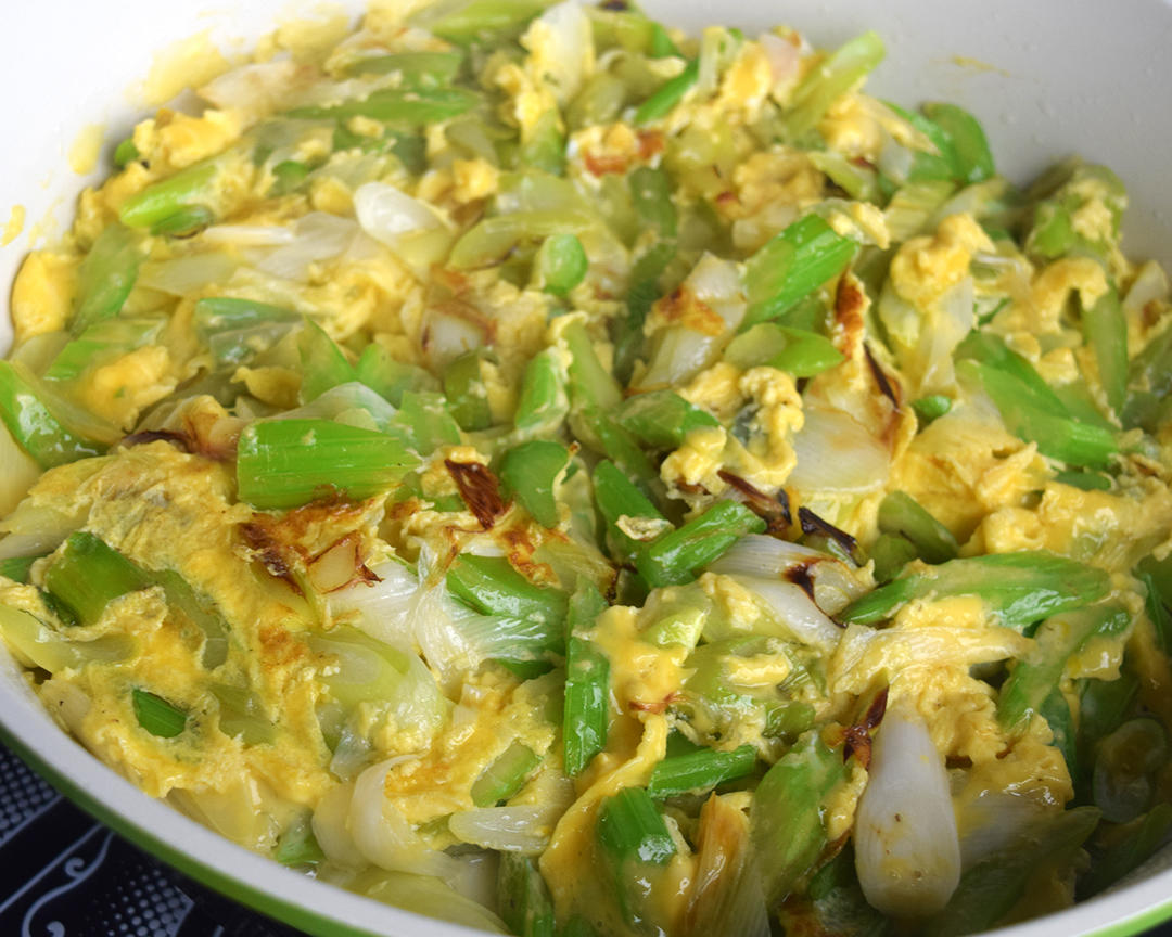 京葱芹菜煎土鸡蛋的做法