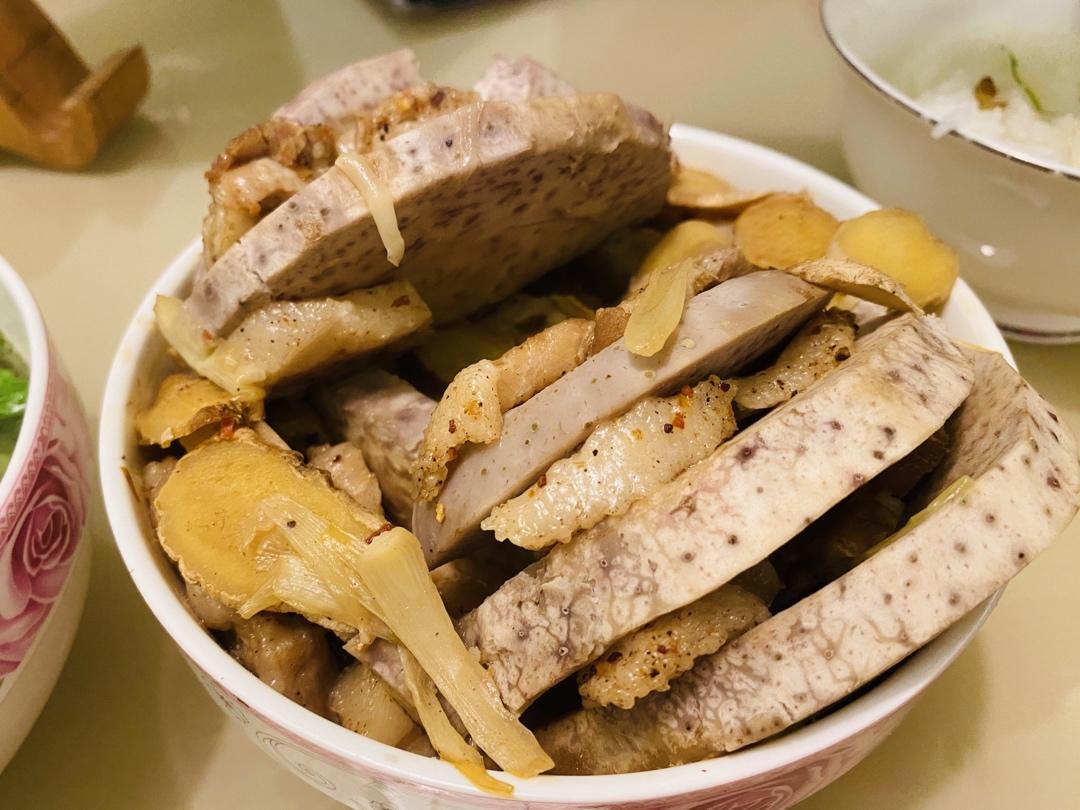夹心五花肉芋头煲—即煲又是蒸