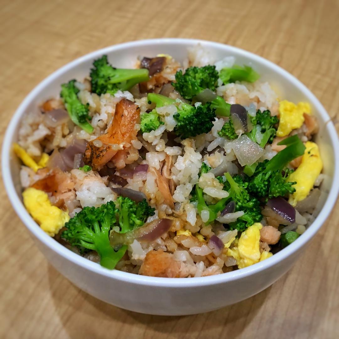 蒜香黄油三文鱼炒饭